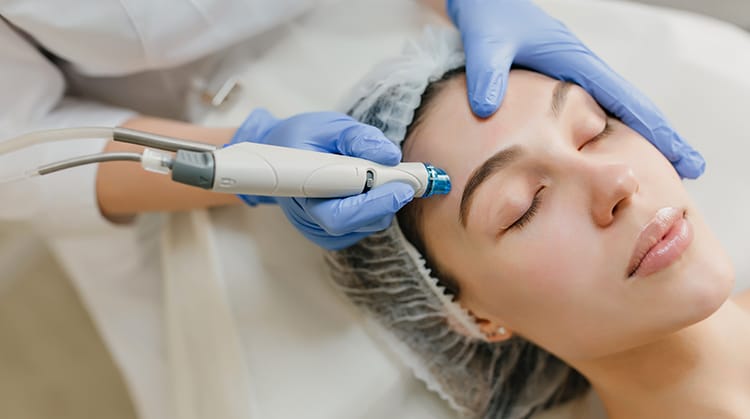 Dermatologist performing a skin treatment at Gloskin Mettupalayam